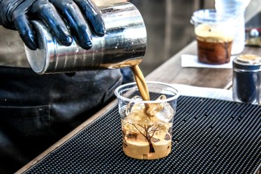 Καφές στο χέρι από… χρυσάφι: Πού θα βρείτε τον πιο φθηνό freddo στην Αθήνα