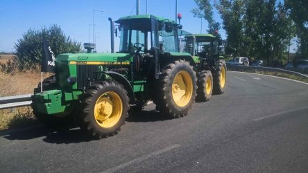 Ξεσηκωμός αγροτών στη Θεσσαλία – Έστησαν μπλόκο στην Εθνική Οδό έξω από την Καρδίτσα