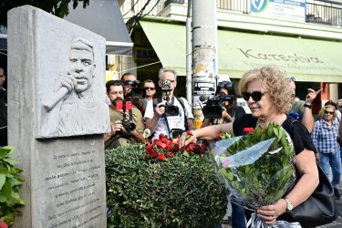 Παύλος Φύσσας: Πλήθος κόσμου στο μνημείο στο Κερατσίνι – Συγκέντρωση και πορεία (Εικόνες)