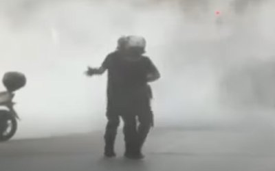 ΜΑΤατζής ρίχνει μπουνιά σε ΜΑΤατζή – Βίντεο με το απίστευτο σκηνικό στην πορεία για τον Παύλο Φύσσα