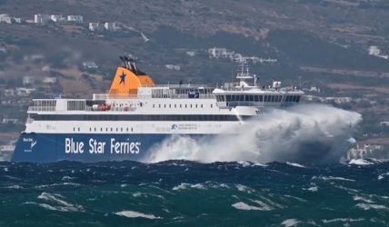 Εντυπωσιακό βίντεο: Η μάχη με τα κύματα του Blue Star Naxos, εν μέσω απαγορευτικού στο Αιγαίο
