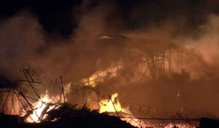 Δύσκολη νύχτα στο Μενίδι: Εικόνες και βίντεο από τη μάχη με τις φλόγες στα δύο εργοστάσια