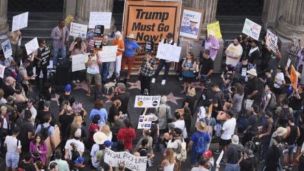 ΗΠΑ: Διαδηλώσεις στη Νέα Υόρκη για την ελευθερία του λόγου μετά την απομάκρυνση Τζίμι Κίμελ από το ABC – “Μην υποτάσσεστε στον Τραμπ” (Εικόνες & Βίντεο)