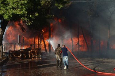 Δραματικές εικόνες από τη φωτιά στο Μενίδι – Επεκτάθηκε και σε άλλο εργοστάσιο (Βίντεο)
