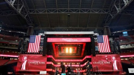 Live το τελευταίο αντίο στον Τσάρλι Κερκ: Το αδιαχώρητο στο στάδιο State Farm, παρόντες Τραμπ, Βανς και Μασκ – Δρακόντεια τα μέτρα ασφαλείας (Εικόνες & Βίντεο)