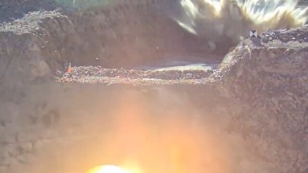 Βομβαρδισμός ΗΠΑ στο Ιράν: Το ασύλληπτο στιγμιότυπο με βόμβα MOP να τρυπάει το έδαφος του Φορντό (Βίντεο)