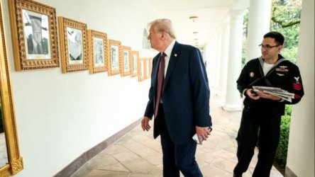 “Εκδίκηση” Τραμπ: Ένα… αυτόματο στιλό παίρνει τη θέση του πορτρέτου του Μπάιντεν στον Λευκό Οίκο (Βίντεο)