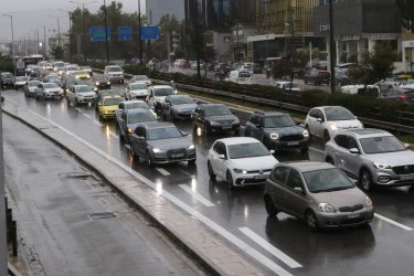 Κίνηση παντού: Η πρώτη φθινοπωρινή βροχή έφερε χάος στους δρόμους – Χάρτης