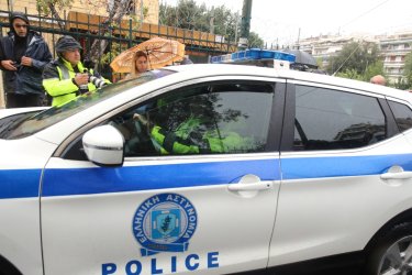 Βασίλης Μπισμπίκης: Με χειροπέδες στην Ευελπίδων ο ηθοποιός (Βίντεο)