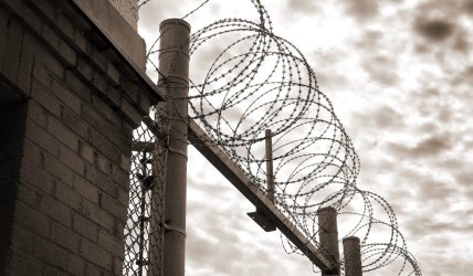 Εξέγερση στις φυλακές Κασσαβέτειας – Σπασμένα τζάμια, φωτιές σε κελιά και επίθεση σε φρουρούς