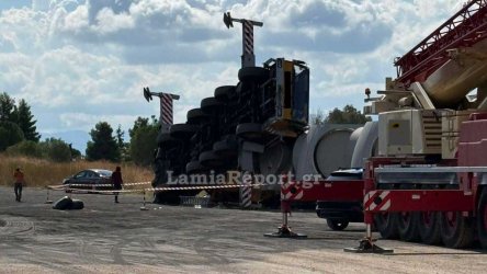 Στυλίδα: Τούμπαρε γερανός με ανεμογεννήτριες στο λιμάνι (εικόνες, βίντεο)