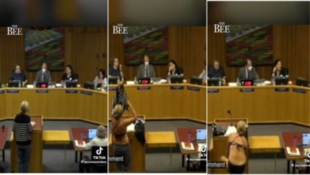 “Γυμνή” διαμαρτυρία από ακτιβίστρια: Για την είσοδο τρανς μαθητών σε αποδυτήρια κοριτσιών (Βίντεο)