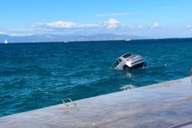 Το… παρέσυρε το κύμα: «Βουτιά» αυτοκινήτου στο λιμάνι της Αίγινας – Βίντεο