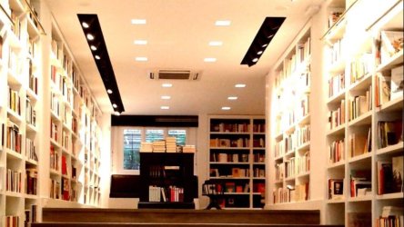 «Να είστε όλοι καλά, να διαβάζετε» – Έκλεισε το ιστορικό βιβλιοπωλείο της Αθήνας «Επί λέξει»