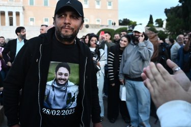 Πάνος Ρούτσι: «Ημέρα χαράς και νίκης, ο αγώνας συνεχίζεται» – Εικόνες και βίντεο από την συγκέντρωση στο Σύνταγμα