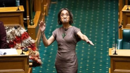 Νέα Ζηλανδία: Βουλευτές Μαορί χόρεψαν χάκα στο κοινοβούλιο και προκάλεσαν διακοπή της συνεδρίασης (Βίντεο)