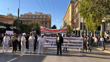 Ένστολη διαμαρτυρία στο κέντρο της Αθήνας: Τι ζητούν απόστρατοι και εν ενεργεία στρατιωτικοί
