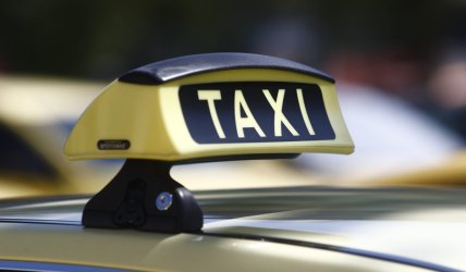 Θεσσαλονίκη: Οδηγός ταξί παρέσυρε και εγκατέλειψε αστυνομικό με μηχανή