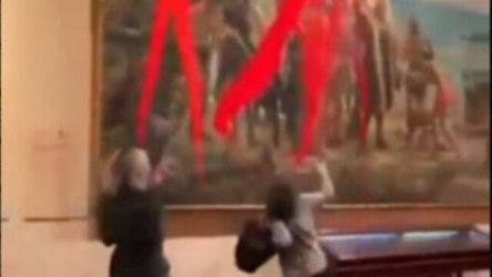 Απίστευτο! Έριξαν κόκκινη μπογιά σε ιστορικό έργο τέχνης στο Ναυτικό Μουσείο (Βίντεο)