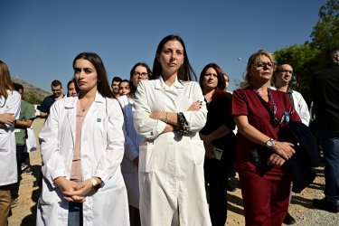 Η κυβέρνηση «φιμώνει» τους γιατρούς – Απαγορεύονται οι δηλώσεις σε ΜΜΕ για προβλήματα στα νοσοκομεία