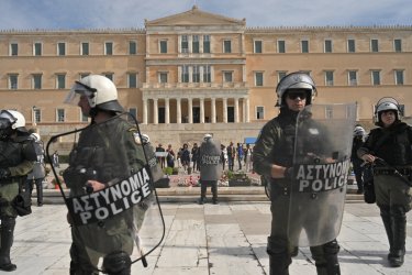 ΜΑΤ μπροστά από το μνημείο του Αγνώστου Στρατιώτη – Δεν επέτρεψαν στους φοιτητές να πλησιάσουν (Εικόνες, Βίντεο)