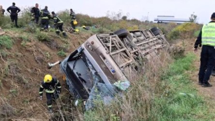 Τραγωδία στη Σερβία: Tρεις νεκροί και δεκάδες τραυματίες σε ανατροπή λεωφορείου