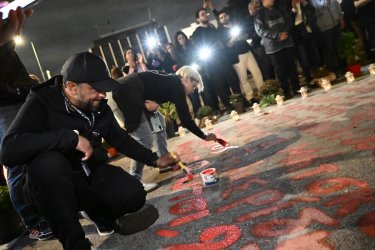 Τέμπη: Διαμαρτυρία στο Σύνταγμα – Έγραψαν τα ονόματα των θυμάτων μπροστά από τη Βουλή (βίντεο)