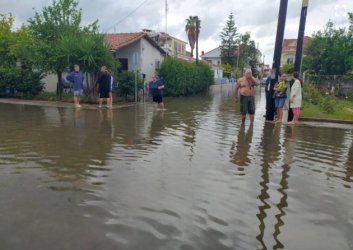 Ποτάμια έγιναν οι δρόμοι στο Μεσολόγγι – Πότε τελειώνει η κακοκαιρία