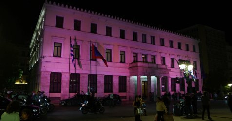 Το δημαρχείο της Αθήνας και ο Λευκός Πύργος στη Θεσσαλονίκη στα ροζ για τον μήνα του καρκίνου του μαστού