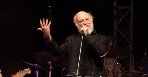 Διονύσης Σαββόπουλος: Το τελευταίο χειροκρότημα στον Νιόνιο – Σε λαϊκό προσκύνημα η σορός, το μεσημέρι η κηδεία