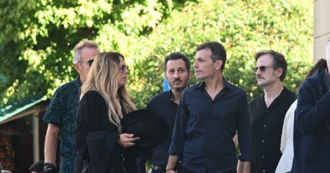 Το τελευταίο αντίο στον Διονύση Σαββόπουλο – Ποιοι έδωσαν το «παρών» στη Μητρόπολη (Εικόνες)