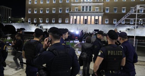 Γυναίκα απομακρύνθηκε από τον Άγνωστο Στρατιώτη – Ξανά στο Σύνταγμα ο Πάνος Ρούτσι