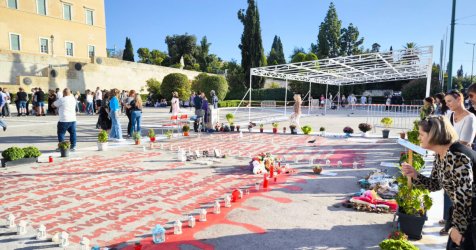 Το… Έπος της πλατείας Συντάγματος – Η παρέλαση, τα ονόματα των Τεμπών και οι πολιτικές κόντρες