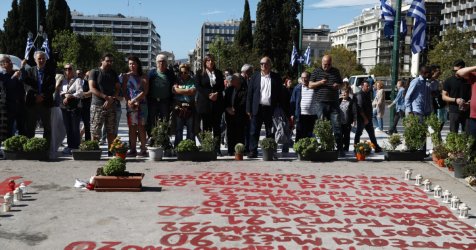 Λουλούδια στη μνήμη των θυμάτων των Τεμπών στο Σύνταγμα – Παρούσα και η Ζωή Κωνσταντοπούλου
