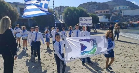 Ρίγη συγκίνησης στην Ψέριμο: Η παρέλαση των δύο μαθητών και των φίλων τους από το Περιστέρι