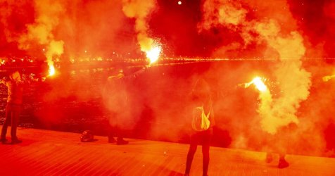 Έκανε μάθημα χουλιγκανισμού στο παιδί του – Του έδωσε φωτοβολίδες στο γήπεδο