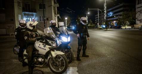 Πανικός σε νυχτερινό μαγαζί στην Πάτρα: Τον χτύπησε με γροθιά και τράβηξε πιστόλι