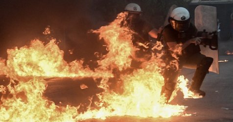 Επίθεση με μολότοφ σε αστυνομικούς στα Εξάρχεια – Εννέα προσαγωγές και δύο συλλήψεις