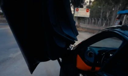 «Πάτα το!» – Οδηγός με Mclaren έκανε επίδειξη ταχύτητας και αστυνομικός που τον σταμάτησε του είπε να δώσει… γκάζι (Βίντεο)