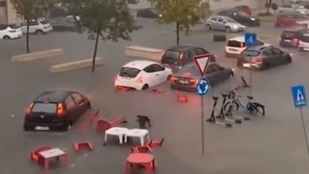 Εικόνες αποκάλυψης σε Ιταλία και Ισπανία από τη σφοδρή κακοκαιρία: “Ποτάμια” οι δρόμοι, το νερό κάλυπτε τα αυτοκίνητα (Εικόνες & Βίντεο)