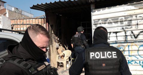 «Σαν να ζούμε σε εμπόλεμη ζώνη»: Αντιδρούν οι Ρομά για την 24ωρη παρουσία της ΕΛΑΣ στους καταυλισμούς