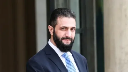 Αχμέντ αλ Σάρα: Οι ΗΠΑ τον αφαίρεσαν από τον κατάλογο των “τρομοκρατών” πριν την επίσκεψή του στο Λευκό Οίκο