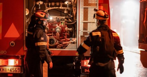 Φωτιά σε εγκαταλελειμμένο στο κέντρο Αθήνας – Κλειστή η Σοφοκλέους