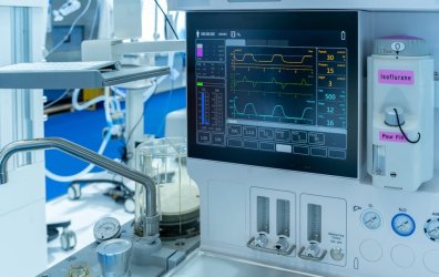 Επικίνδυνο στοίχημα: Σε «θαύμα» προσβλέπουν οι γιατροί για τον 22χρονο που κατάπιε ολόκληρο μπέργκερ χωρίς να το μασήσει