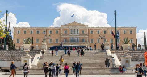 Οι «δύο Ελλάδες»: Ουραγοί στους μισθούς, πρωταθλητές στα μερίσματα