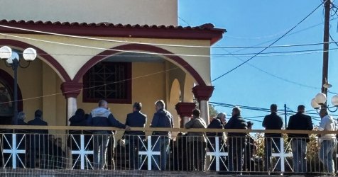 Αχαΐα: Ράγισαν καρδιές στην κηδεία του 3χρονου Άγγελου – Άφησαν λευκά μπαλόνια