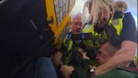 Xάος σε πτήση με μεθυσμένο Βρετανό: Αρνήθηκε να καθίσει στην προσγείωση και επιτέθηκε στην αστυνομία (Βίντεο)