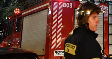 Φωτιά σε συνεργείο στην Πάτρα – Βίντεο από το σημείο