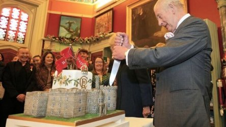 Βασιλιάς Κάρολος: Έκοψε τούρτα υπερπαραγωγή για τα 77α γενέθλιά του (Bίντεο)
