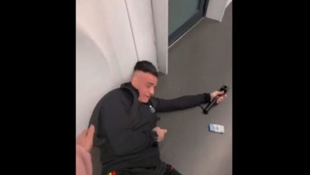 Ρώμη: Ο Ιταλός YouTuber “Τσικαλόνε” δέχθηκε άγρια επίθεση από ομάδα αγνώστων σε σταθμό μετρό (Βίντεο)